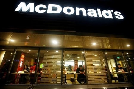 　３月３０日、米マクドナルドは、ハンバーガーの人気商品「クォーターパウンダー」について、米国内の大半の店舗で２０１８年半ばまでに生の牛肉を使用し、注文を受けてから調理する方式に切り替えると発表した。写真はマクドナルドの店舗、１月北京で撮影（２０１７年　ロイター／Jason Lee）