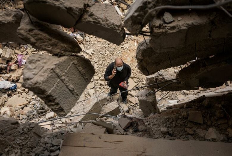 4月10日、レバノン・ベイルートで、イスラエルの空爆で破壊されたアパートの瓦礫。  REUTERS/Adnan Abidi