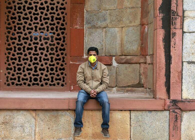 インド政府は新型コロナウイルスの感染拡大を受け、ほぼ全てのビザによる入国を一時的に停止させると発表した。マスク姿の観光客。ニューデリーで6日撮影（2020年　ロイター/Anushree Fadnavis）