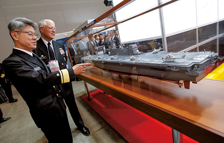 今年5月に横浜で開催された展示会で出展された海上自衛隊の最大の艦艇「いずも」の模型　Toru Hanai-REUTERS
