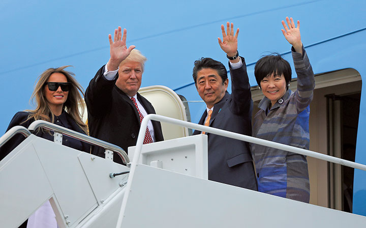 日米首脳会談を終え、大統領専用機に乗り込むトランプと安倍　Carlos Barria-REUTERS
