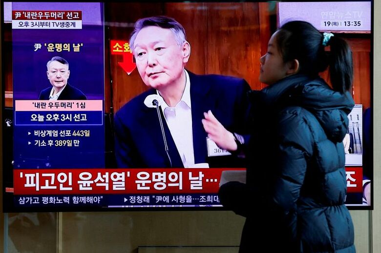 写真は韓国前大統領の尹錫悦被告に関するニュースの画面。2月19日、ソウルで撮影。REUTERS/Kim Soo-hyeon