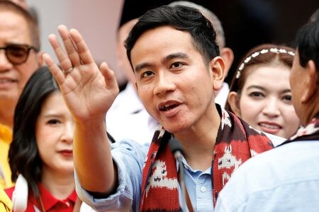 インドネシアの司法倫理委員会は７日、ジョコ・ウィドド大統領の息子（写真）が副大統領候補になることを認めた憲法裁判所の判事６人について、倫理規定に違反しているとしてけん責処分を下した。先月２５日撮影。（2023年　ロイター/Willy Kurniawan）