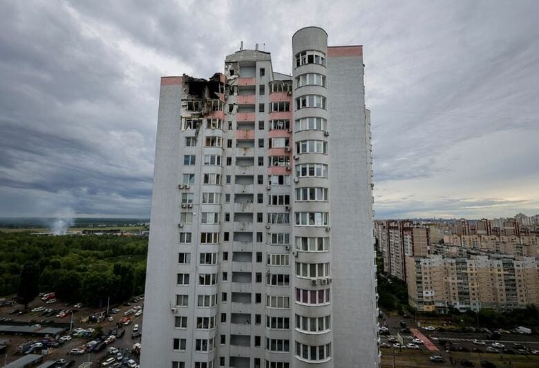 ロシアのドローン攻撃で被害を受けたアパートの建物。８日、ウクライナの首都キーウで撮影。REUTERS