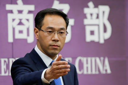 　４月１９日、中国商務省の高峰報道官（写真）は、中国は米国との貿易摩擦による悪影響に対処する十分な備えができていると述べ、米国に対し、対抗措置を講じる中国の決意を軽視すべきではないとくぎを刺した。写真は北京で６日撮影（２０１８年　ロイター／Thomas Peter）