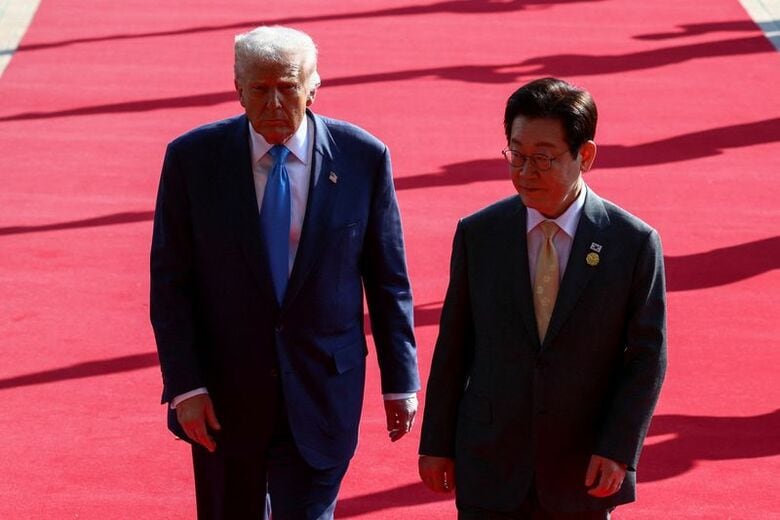 トランプ米大統領（左）と韓国の李在明大統領。2025年10月29日、韓国・慶州で撮影。REUTERS/Evelyn Hockstein