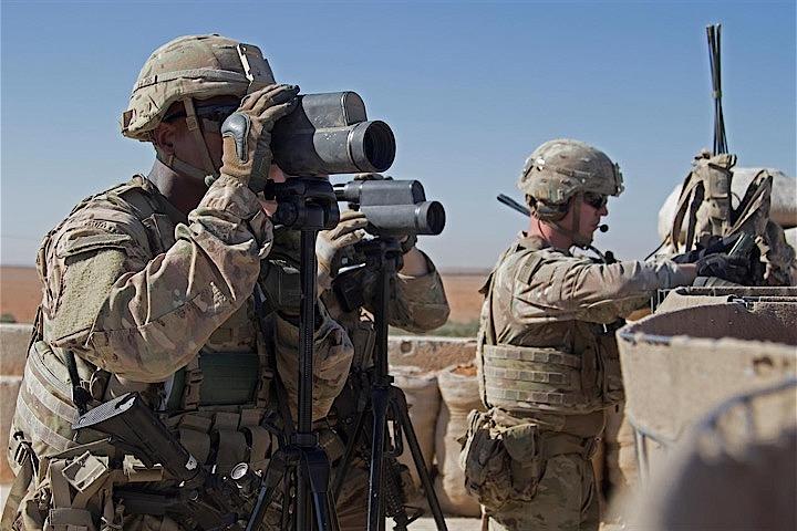 12月20日、トランプ米大統領がシリアから米軍の撤収を決めたことを巡り、国内外から懸念の声が高まっている。フランスとドイツは同日、米軍撤収が過激派組織「イスラム国（IS）」との戦いに悪影響を及ぼすリスクがあるとけん制。米共和党議員の間からは、シリア国内におけるロシアやイランの影響力が強まるとの懸念の声が上がっている。写真はシリアのマンビジでパトロールをする米軍の兵士ら。提供写真。11月撮影（2018年　ロイター/U.S. Army/Handout via REUTERS）