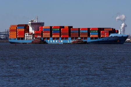 米労働省が１５日発表した３月の輸入物価指数は前月比０．１％下落した。写真はニュージャージー州エリザベス港に入港する貨物船。９日撮影（２０２５年　ロイター/Shannon Stapleton）