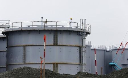 　１０月９日、東京電力福島第１原発の小野所長は、廃炉作業の障害となっている汚染水問題について「リスク低減にめどがついた」と述べた。写真は汚染水の貯蔵タンク。昨年１１月代表撮影（２０１５年　ロイター）