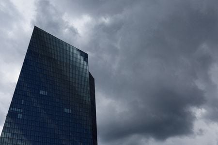 欧州中央銀行（ＥＣＢ）理事会メンバーのウンシュ・ベルギー中銀総裁は３日、基調的なインフレが鈍化しない限り、ＥＣＢは３月以降も利上げを継続し、政策金利が市場予想を上回る水準まで引き上げられる可能性があると述べた。２０２２年７月撮影（２０２３年　ロイター/Wolfgang Rattay）