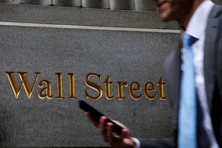 　今週の米株式市場は米政府機関閉鎖が投資家の最大の関心事となる。ニューヨーク市のウォール街で４月撮影(２０２５年　ロイター/Brendan McDermid)