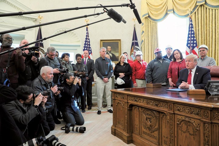 ロシア疑惑の捜査報告書の概要が公表されて、トランプは潔白を主張した　Jonathan Ernst-REUTERS