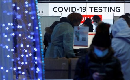 １２月２２日、    英国で報告された新型コロナウイルス新規感染者が１０万６１２２人と、広範なコロナ検査が導入されてから初めて１０万人を超えた。ロンドンの検査会場で撮影（２０２１年　ロイター/Peter Nicholls）