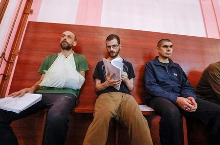 ウクライナ東部ドネツク州で「独立」を主張する親ロシア派の「ドネツク人民共和国」の裁判所は１５日、ウクライナ軍と共に戦いロシア軍の捕虜になったの外国人５人を雇い兵として働いた罪で起訴した。このうち３人が死刑判決を受ける可能性がある。（２０２２年　ロイター／Alexander Ermochenko）