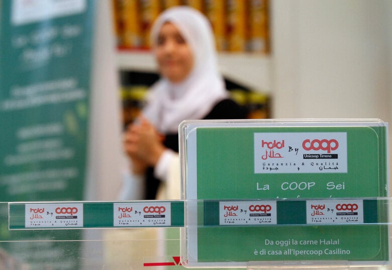 アダルトショップはイスラム女性のイメージを変えるか？（写真はハラール食品を扱うローマの食料品店）　Alessandro Bianchi-Reuters