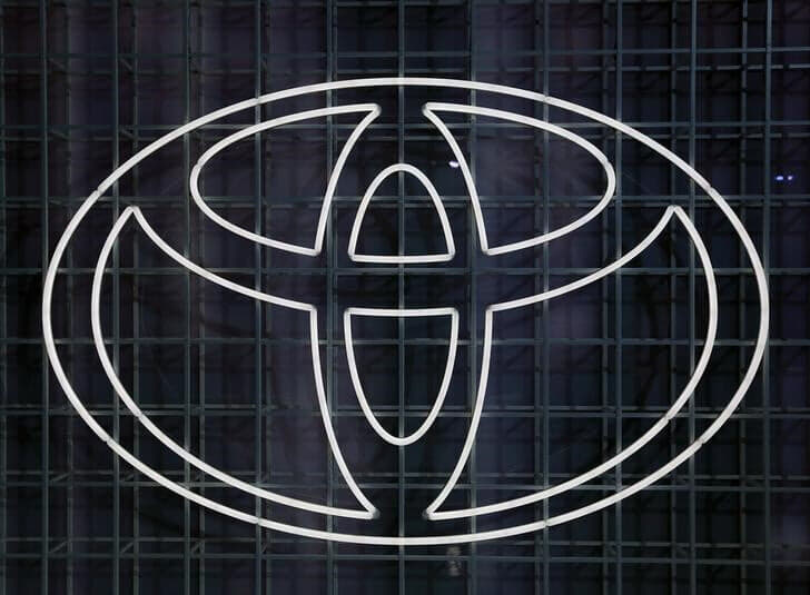６月４日、国土交通省は愛知県豊田市にあるトヨタ自動車本社を立ち入り検査する。写真はトヨタのロゴ。東京モーターショーの会場で２０１９年１０月撮影（２０２４年　ロイター/Soe Zeya Tun）