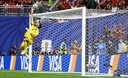 【CABO VERDE】　スペインのシュートを阻止するカーボベルデのGKボジーニャ。大会中、スーパーセーブを連発し、世界を驚かせた（6月15日）　Maddie MeyerーFIFA／Getty Images