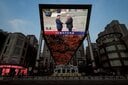 米中首脳の握手を映し出す北京市内の巨大スクリーン（5月14日）　TINGSHU WANG-REUTERS