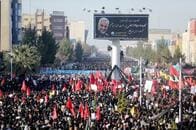 イラン、米空爆で殺害された司令官の遺体が故郷に帰還　数万人殺到し56人死亡