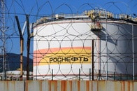 「轟く爆音」と立ち上る黒煙...ロシア大規模製油所にウクライナの無人機が突っ込む「劇的瞬間」