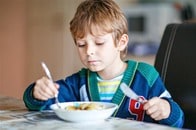 鉛筆やフォークを持てない、1人でトイレにも行けない...子どもの発達は所得格差に相関するのか