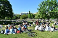 スウェーデンの新型コロナ感染者数が1日最多に、死亡率も世界屈指