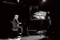 この物語を伝えられる作曲家は、坂本龍一しかいない──私を抱き締めて感謝を伝えた「私のヒーロー」