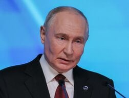 プーチン大統領、ウラル地方で軍事演習視察　4.7万人超が参加
