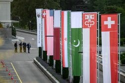 米イランがスイスで協議開始へ、仲介国も参加　ホルムズ海峡「再封鎖」が影