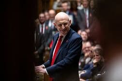 英財務相、社会保障費の削減方針示す　実施時期は明言せず