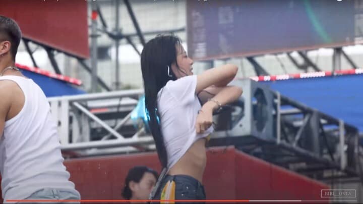 ウォーターボムソウル2022でTシャツを脱ぐBIBI