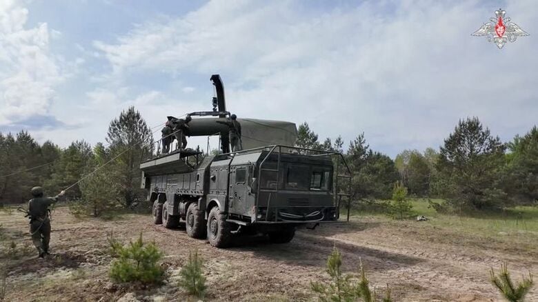 ベラルーシでロシア兵が、発射機にミサイルを取り付けている様子。5月21日に公開されたロシア防衛省の提供映像から取得した静止画。撮影場所は不明。Russian Defence Ministry/Handout via REUTERS