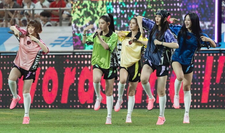 8月3日、ソウルで開催されたバイエルン・ミュンヘン対トッテナム・ホットスパーの試合のハーフタイムショーに出演したNewJeans。　Lee Young Ho/Sipa USA via Reuters