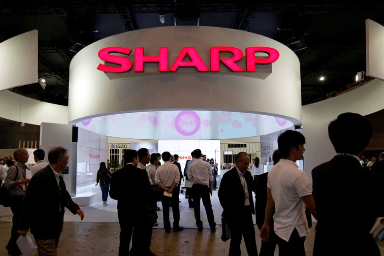 千葉の幕張メッセで開催されたCEATEC JAPAN 2016でのシャープのブース　Toru Hanai-REUTERS