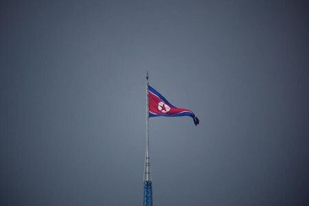 　８月３日、北朝鮮外務省は、ペロシ米下院議長の台湾訪問について、中国の内政問題に対する「無分別な干渉」だとして米国を非難した。北朝鮮国営のＫＣＮＡが伝えた。写真は北朝鮮の国旗。板門店近くで７月代表撮影（２０２２年　ロイター）