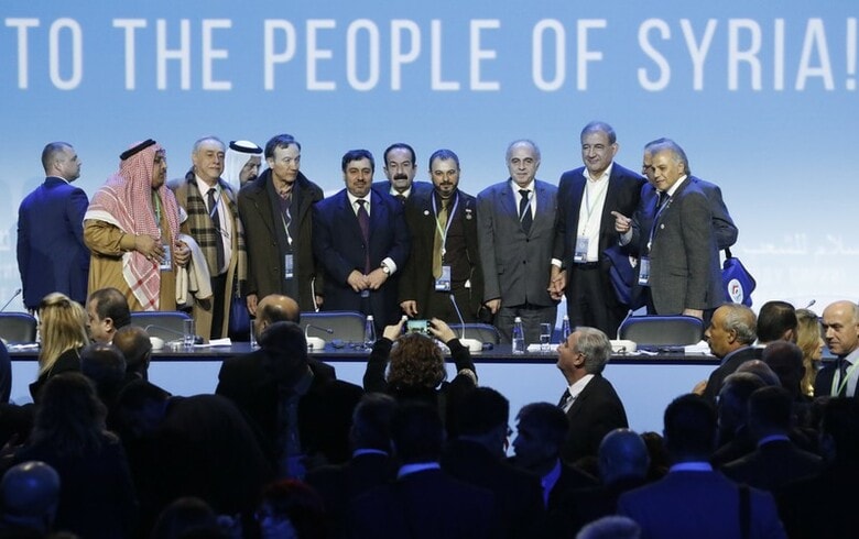 １月３０日、ロシア南部のソチで、シリア和平を協議する会議が開かれ、民主的選挙の実施を呼び掛ける声明を採択して閉幕した。写真は会議の出席者たち。ロシアのソチで撮影（２０１８年　ロイター／Sergei Karpukhin）