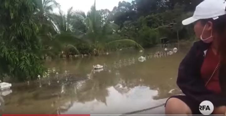 洪水で住宅の自宅の塀まで浸水したラオスのようす　RFA Laotian ວິທຍຸເອເຊັຽເສຣີ / YouTube