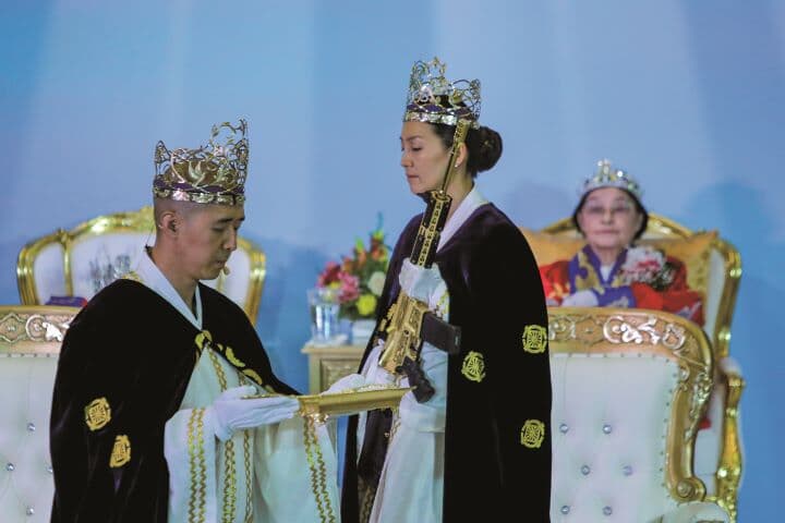 サンクチュアリ教会の文亨進（左）は銃文化を熱烈に支持（2018年）　EDUARDO MUNOZ-REUTERS