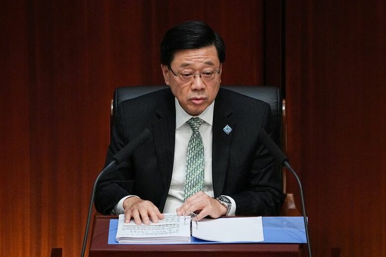 写真は香港の李家超行政長官。9月16日、香港の立法会で撮影。REUTERS/Lam Yik