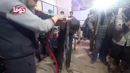 　　４月１０日、国連安全保障理事会はシリアの反体制派地域で化学兵器が使用された疑いが出ていることを受け、調査実施に向けた決議案の採決を実施したが、ロシアが拒否権を行使し、否決された。 写真は８日、シリア東グータ地区の町ドゥーマで化学兵器とみられる攻撃を受けた男性。ロイターＴＶが入手した提供映像より（２０１８年　ロイター　White Helmets/Reuters TV via REUTERS）