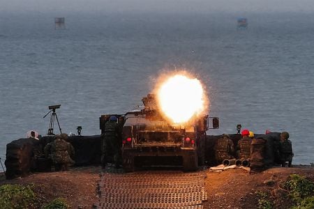 　３月１３日、台湾の立法院（国会）は、米国による４件の武器売却パッケージに関する契約文書に行政院（内閣）が署名することを承認した。写真はＭ１１６７ＴＯＷ運搬車から発射される米国製ＴＯＷ－２Ａ有線誘導式対戦車ミサイル。台湾の屏東県枋山訓練場で２０２４年８月撮影（２０２６年　ロイター/Ann Wang）
