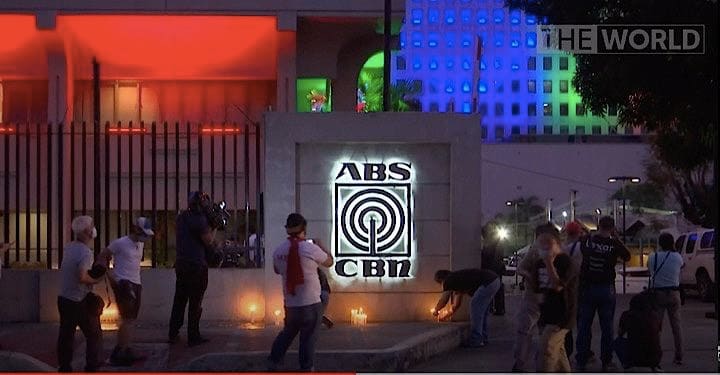 放送停止命令を受けた民放ABS-CBN本社前にはロウソクで支持をアピールする人びとが集まった。ABC News (Australia)/ YouTube