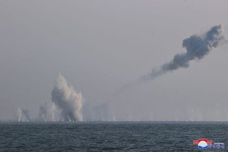　３月２１日、北朝鮮国営の朝鮮中央通信（ＫＣＮＡ）は、ミサイル総局が２０日に最新の対空ミサイルシステムの発射実験を実施し、金正恩朝鮮労働党総書記が視察したと伝えた。提供写真（２０２５年　ロイター/KCNA）