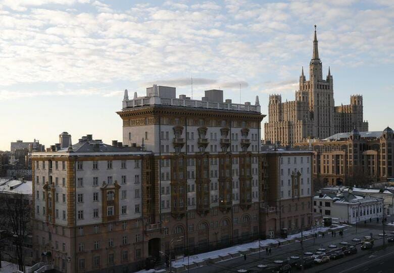 在モスクワの米国大使館は30日、ロシア政府が外国公館の現地人職員の採用を制限したため、領事業務を縮小すると表明した。写真はモスクワの米国大使館、2018年撮影。（2021年　ロイター/Tatyana Makeyeva）