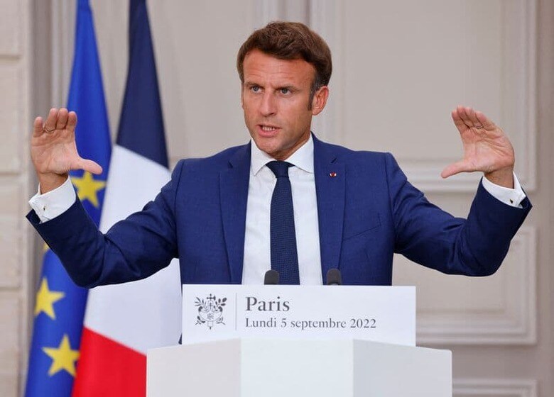 フランスのマクロン大統領（写真）は、同国はドイツが必要な時にガスを供給し、ドイツもフランスに電力を提供する用意があると述べ、こうした相互協力はウクライナの戦争に起因するエネルギー危機に直面している欧州の団結力を示すものだと強調した。パリのエリゼ宮で同日代表撮影（2022年　ロイター）