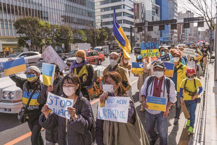 東京・渋谷で行われた数千人規模の反戦デモ　STANISLAV KOGIKUｰSOPA IMAGESｰLIGHTROCKET/GETTY IMAGES
