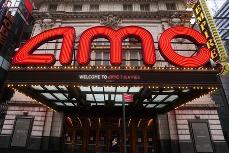 　８月２２日の米国株式市場では値動きの荒い展開となる中、個人投資家の間で人気の高い「ミーム株」（ネットの情報拡散で取引される銘柄）が軒並み下落した。２０２１年１月、ニューヨークで撮影（２０２２年　ロイター/Carlo Allegri）