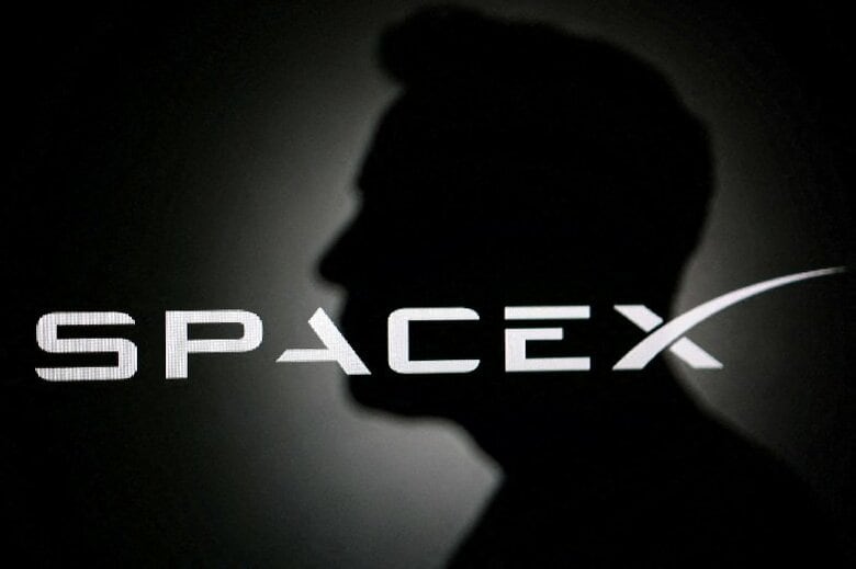 米実業家イーロン・マスク氏のシルエットとスペースＸのロゴ。６月撮影。REUTERS/Dado Ruvic