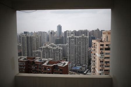 中国国家統計局が１５日発表したデータに基づきロイターが算出した７月の中国新築住宅平均価格（主要７０都市）は前月比横ばい、前年比では０．９％下落した。資料写真、上海、２０１６年３月撮影（２０２２年　ロイター／Aly Song）