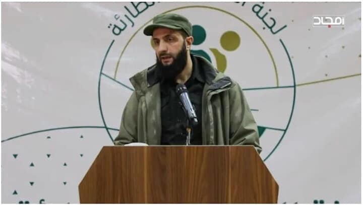 記者会見を行うジャウラーニー（Amjaad、2023年2月9日）